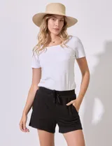 Short negro de algodón, marca Workshop, con pretina ancha elastizada, lazo de ajuste, bolsillos delanteros y traseros.