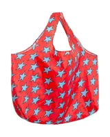 Tote bag TwoJeys de tejido ripstop color rojo, con estampado digital de estrellas celestes en toda la superficie, diseño grande tipo shopping bag y asas integradas.