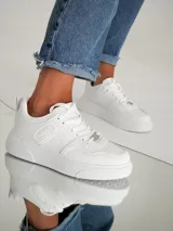 Championes blancos de estilo urbano, con suela de plataforma y cordones.
