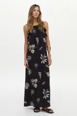 Vestido largo negro con estampa artesanal en tonos claros, escote halter y volados.