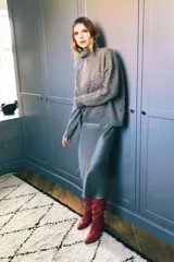 Vestido midi gris de satén, corte al bies y breteles finos.