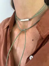 Gargantilla tipo choker con cordón fino color verde oliva y dije tubular de plata 925.