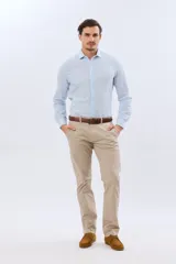 Pantalon de gabardina color beige, de corte ajustado, con bolsillos laterales y traseros.