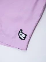 Short de baño lila con cintura elástica y logo estampado en la pierna.
