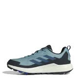 Championes de trekking Adidas Terrex Anylander, color celeste con detalles en azul marino y gris oscuro. Presentan exterior de malla técnica con refuerzos sintéticos, mediasuela de EVA para amortiguación y suela Traxion para mayor tracción en terrenos irregulares.