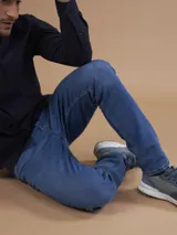 Jean de calce slim fit, color azul medio.