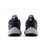 Championes de básquet New Balance modelo TWO WXY v3, con capellada negra con estampado abstracto en azul y violeta, logo "N" blanco en el lateral, entresuela gris con detalles en celeste y suela negra.