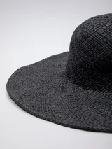 Gorro negro de paja trenzada con ala ancha moldeable.
