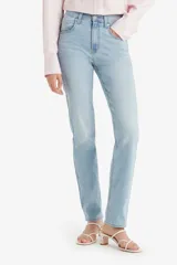 Pantalón de jean celeste, de corte recto y tiro alto.