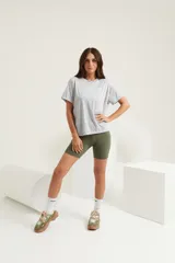 Catsuit corto verde oliva de alta compresión con breteles regulables y etiqueta ZN en la espalda.