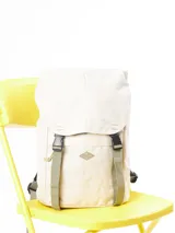 Mochila color beige de lona 100% poliéster, con correas de ajuste frontales color verde oliva y logo de la marca bordado.