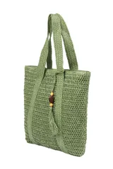 Bolso tipo tote de paja tejida en color natural, con asas trenzadas. Presenta un detalle colgante decorativo con borla y cuentas de madera.