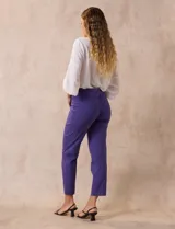 Pantalón verde esmeralda de gabardina elastizada, marca Zac & Rachel, de corte recto con pretina ancha pespunteada y largo al tobillo. Presenta bolsillos simulados.