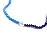 Collar corto con cuentas facetadas celestes y azul marino, y una perla central.