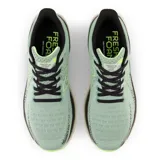 Championes de running New Balance modelo 1080 V12, color verde agua con detalles en negro y verde flúor.