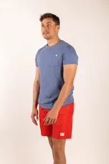 Remera blanca de mangas cortas con bolsillo en el pecho y logo de la marca en la etiqueta.