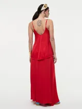 Top de tirantes finos con escote en V, confeccionado en tela satinada con caída fluida.