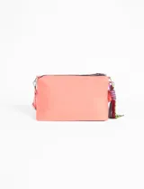 Cartera bandolera color salmón con cierre principal y bolsillo trasero con cierre. Incluye un llavero decorativo de cordones trenzados en colores neón y detalles metálicos plateados.