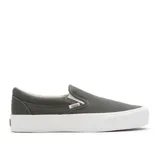 Championes Vans UA Slip-On VR3 color gris con suela blanca de plataforma.