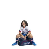 Bolso deportivo azul con detalles en blanco y rojo, con el escudo del Club Nacional de Football y el logo de Umbro. Incluye correa ajustable para el hombro y doble asa de mano.