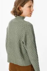 Sweater color crudo con cuello alto y diseño de tejido panal.