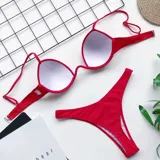 Conjunto de bikini color lila, compuesto por un soutien con aro y tirantes finos regulables, y una bombacha colaless de tiro medio.
