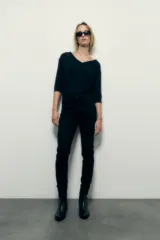 Jean slim negro de tiro medio.