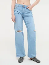 Pantalón de jean celeste de corte recto con roturas en las rodillas.