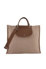 Cartera tipo tote de diseño amplio en color beige, con solapa superior y asas en color marrón. Incluye una correa larga regulable y desmontable con logo grabado, y un aplique metálico en forma de labios en la parte inferior.