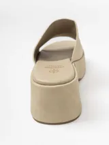 Sandalia plataforma de diseño minimalista con una sola tira ancha en el empeine y suela corrida.
