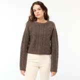 Sweater de punto con diseño trenzado, cuello redondo y mangas largas, de corte holgado y textura suave.