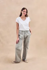 Pantalón cargo color verde oliva, de corte recto y tiro bajo, con bolsillos laterales con solapa y bolsillos delanteros diagonales.