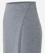 Pollera midi gris de punto, con detalle delantero cruzado.