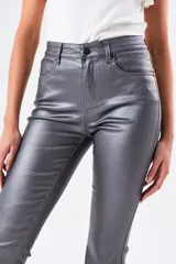 Pantalón gris metalizado de corte cropped y tiro medio.