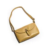 Bandolera color tostado con correa al hombro y cierre con hebilla.