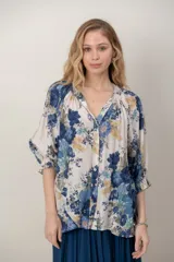 Camisa estampada de algodón y lino, con cuello en V, mangas anchas y puños con elástico.