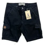 Bermuda cargo de gabardina color negro, con bolsillos laterales y traseros con solapa. Corte a la rodilla.