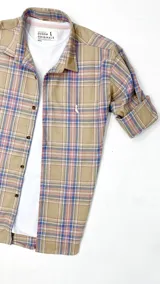 Camisa leñadora de algodón peinado a cuadros beige, rosa y lila, de manga larga con puños abotonados y cuello clásico.