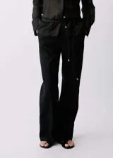 Pantalon de lino con diseño recto y largo, tiro medio y cintura elástica con lazo ajustable. Cuenta con forro interior de algodón.