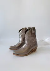 Botas texanas de cuero color peltre con bordados en el empeine y caña media.