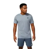 Remera gris de poliéster con tecnología NB DRY de secado rápido y logo de New Balance estampado en el pecho.