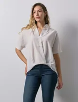 Blusa estampada con cuello con solapa y escote en V. Delantera cruzada con abertura simulada. Largo de espalda mayor a largo delantero.