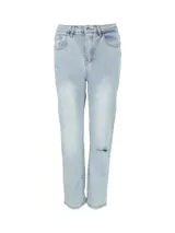 Pantalón de jean de corte recto, color celeste claro con efecto lavado y detalle de rotura en la rodilla izquierda.
