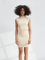 Vestido corto negro, ajustado al cuerpo, sin mangas y con cuello redondo alto.