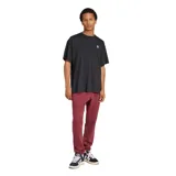 Remera negra de corte holgado con logo Adidas pequeño en el pecho.
