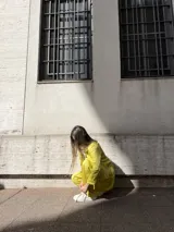 Blazer verde esmeralda de seda con solapas y botón blanco.