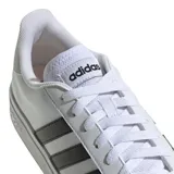 Championes urbanos Adidas modelo Grand Court Base 2.0, color blanco con las icónicas tres tiras laterales en negro. Presentan un diseño clásico de corte bajo con cierre de cordones y suela de goma resistente.