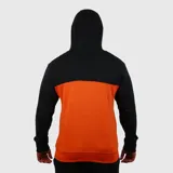 Canguro con capucha y cierre frontal, color naranja con mangas y capucha negras. Tiene bolsillos tipo canguro y cordones ajustables en la capucha.