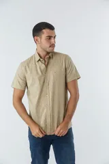 Camisa de hombre Mistral con look lino, de manga corta y corte slim. Presenta un estampado lineal de flores en color azul sobre fondo blanco, cartera abotonada y logo bordado en el pecho.