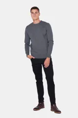 Pantalón de jean skinny celeste con spandex, tiro medio y corte ajustado.